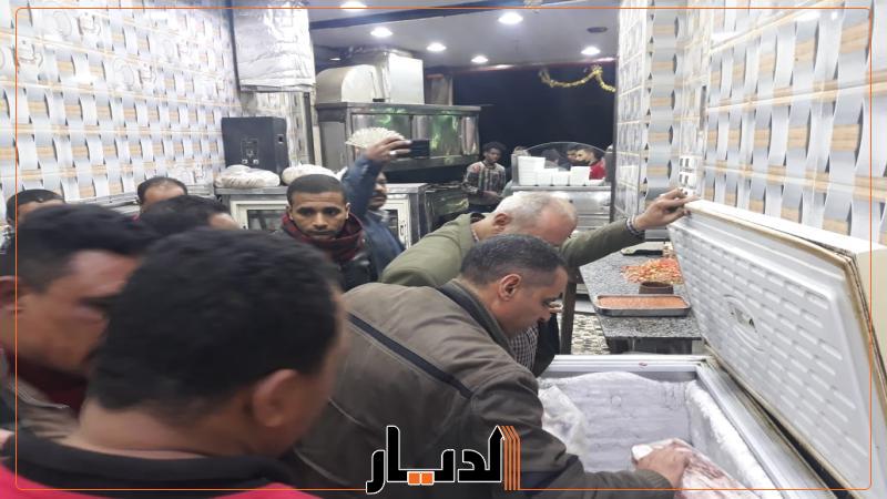 الجهات الرقابية أثناء ضبطهم ثلاجات المطعم الشهير ولحوم منتهيه الصلاحيه