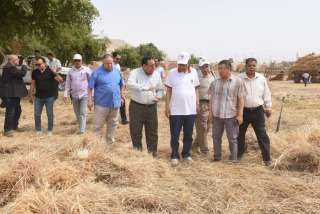 رئيس جامعة سوهاج يفتتح موسم حصاد القمح بمزارع الجامعة