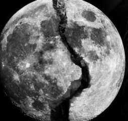 ظاهر انشقاق القمر.. هل اقتربت نهاية الأرض؟