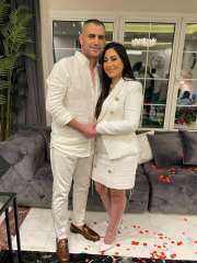 الصورة الأولى للمطربة بوسي مع زوجها هشام ربيع قبل حفل الزفاف