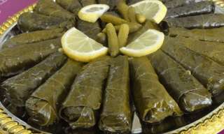تعرف على حكاية محشي ورق العنب الذي يعد من أشهر الأكلات الشعبية بمصر